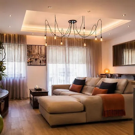 Stylish Seafront Living W Balcony & Fast Wifi